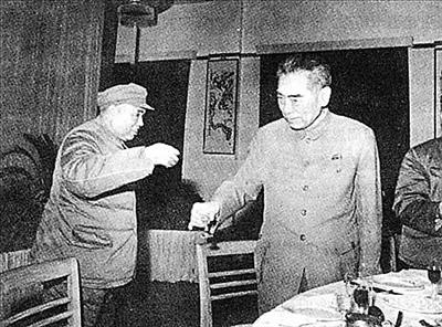 *世友许**将军去世后被特批土葬，范曾题写墓碑，墓前茅台酒瓶堆成墙