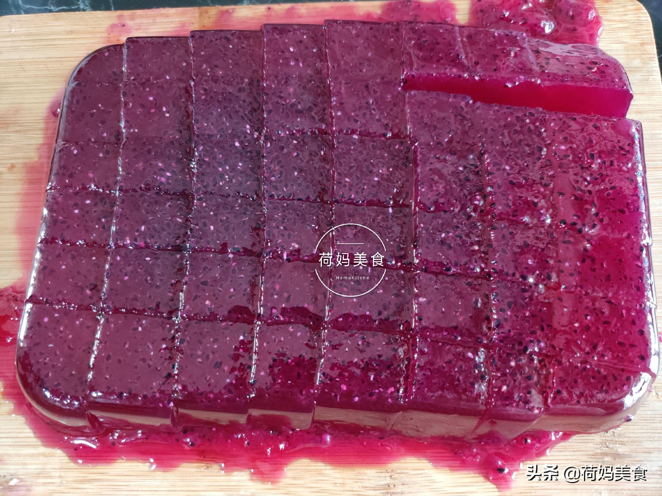 自己学会做的水果冰粉,自制水果冰粉冰冰凉凉颜色超漂亮