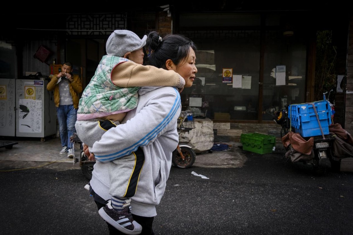 出生一周的婴儿眼睛有点黄,刚出生五天的婴儿眼睛黄