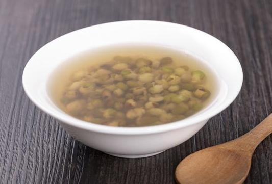 绿豆汤一煮就变红？掌握这些小技巧，绿豆汤快速软烂开花，不变色