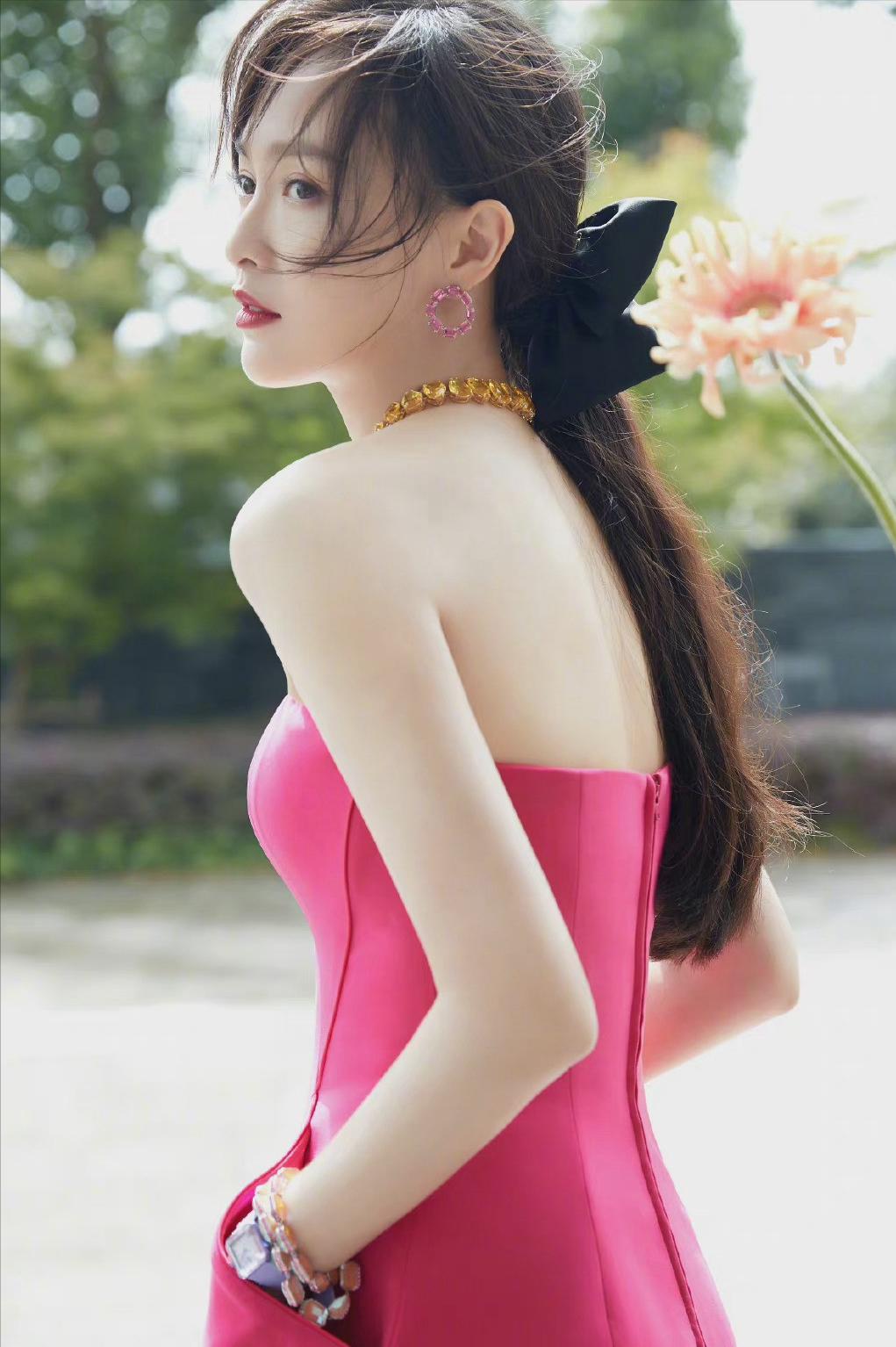 唐嫣穿礼服少女感十足,唐嫣帽子上的蝴蝶结