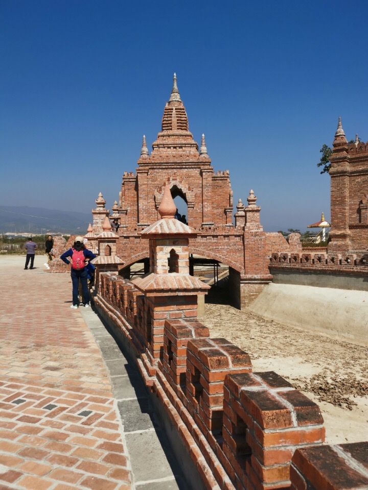 云南省德宏州瑞丽市一寨两国景点,云南瑞丽一寨两国风景
