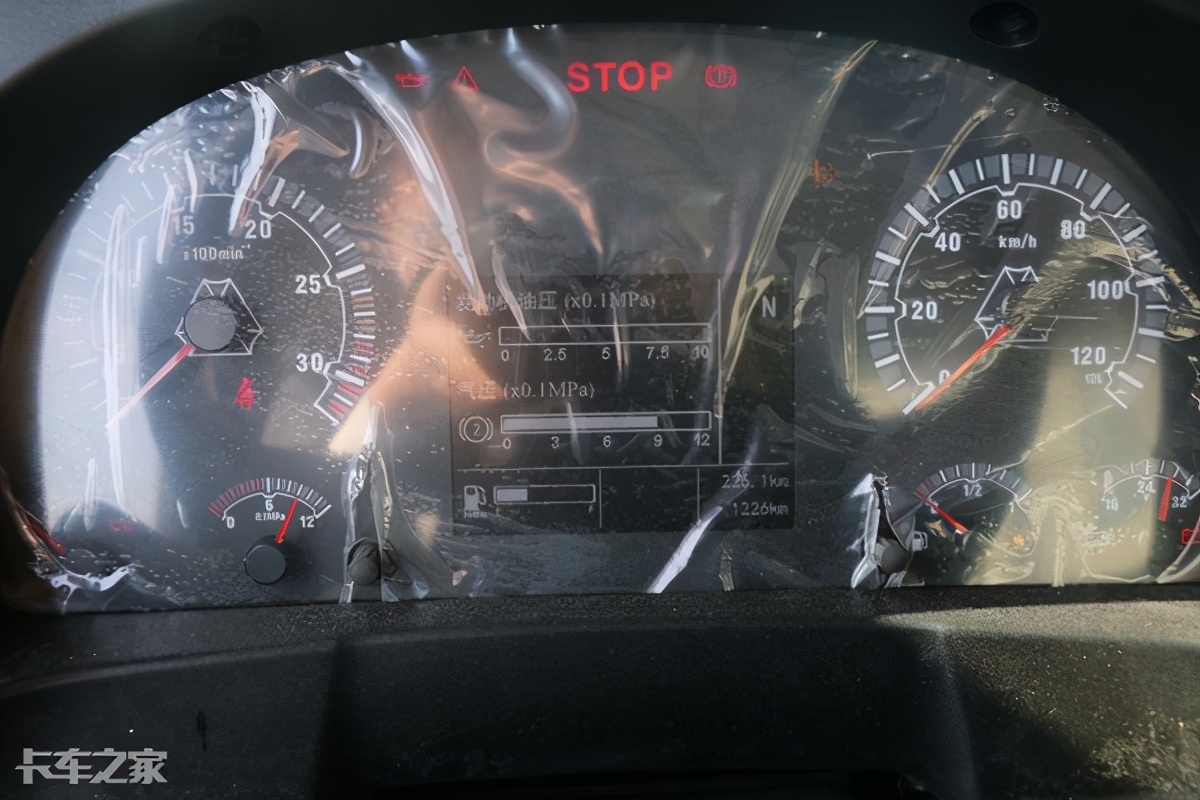 汕德卡600升双腔油箱,600升双腔油箱