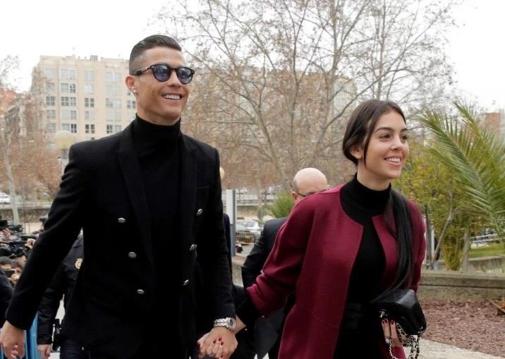 c罗女友乔治娜晒美照大秀身材,C罗女友乔治娜秀身材