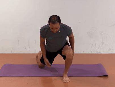 深蹲腰背挺不直什么原因,深蹲腰不直立是怎么练