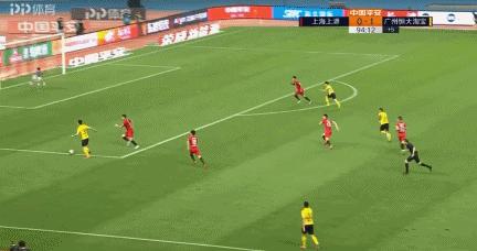 里皮笑了！恒大本土中场清道夫球员，防的奥斯卡.胡尔克没脾气