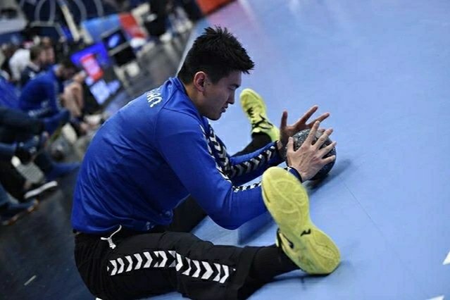 中国守门员上演神进球！35米超远距离破门得分，与队友击掌庆祝