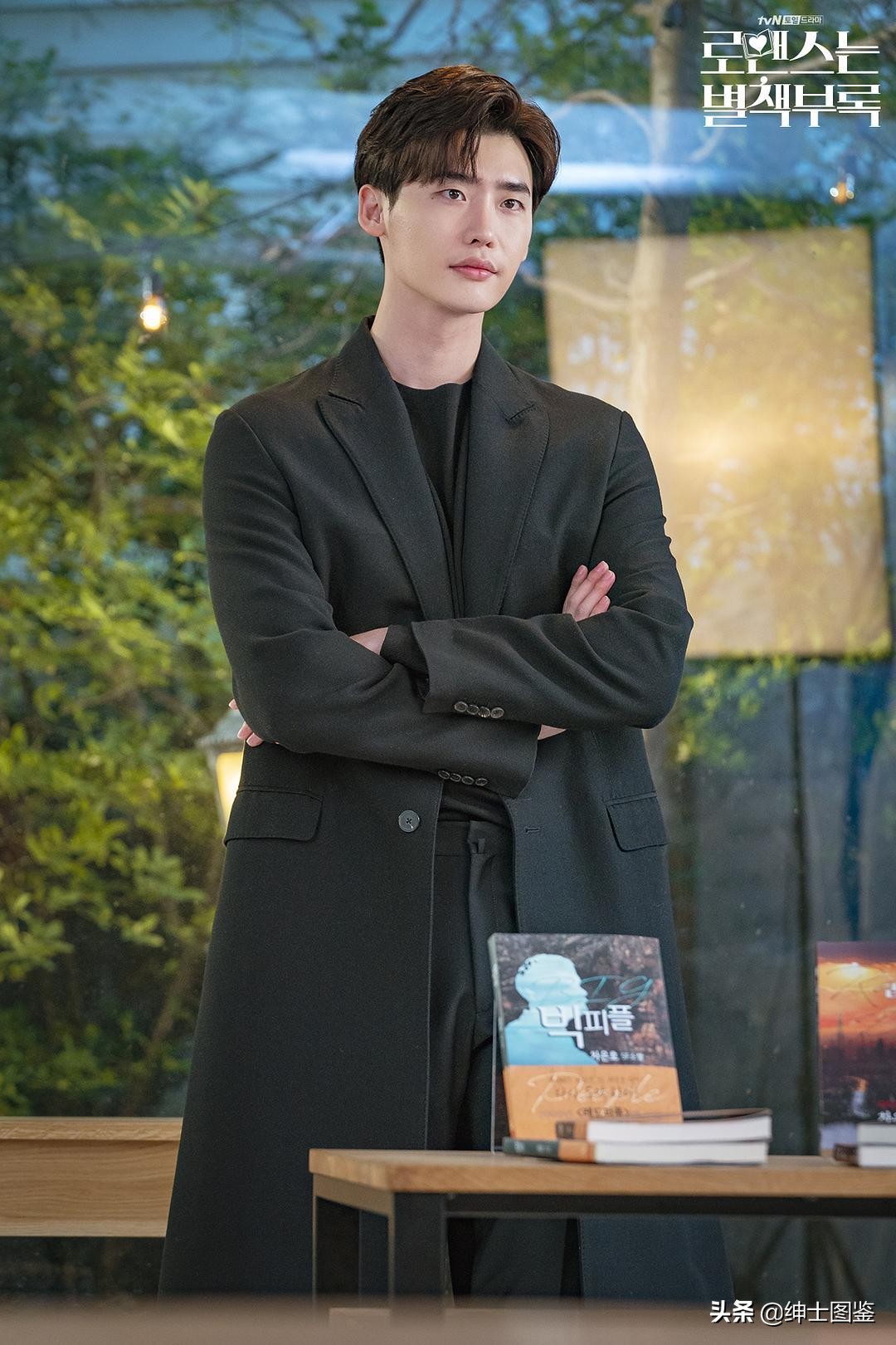 韩剧李钟硕穿搭高领,李钟硕黑色高领毛衣