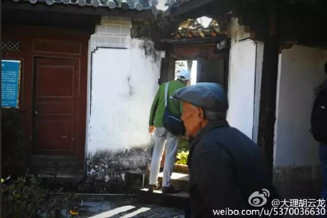 玉龙雪山附近原始村落,玉龙雪山下的村叫什么