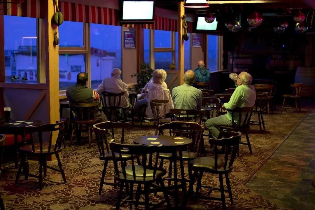 病毒放不倒英国人,酒可以