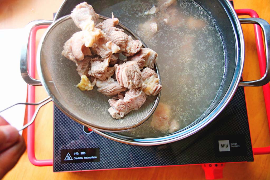 炖牛肉放茶叶步骤,炖牛肉时候放点茶叶