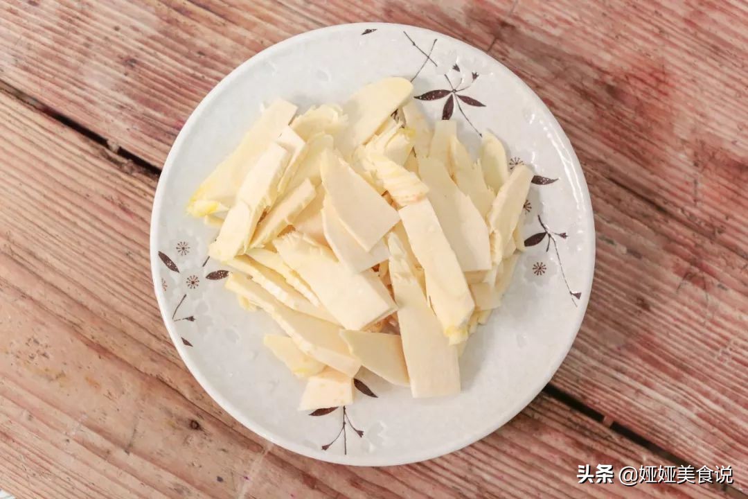 晚餐简单家常菜冬笋炒腊肉开胃菜,这才是竹笋炒腊肉真正的做法