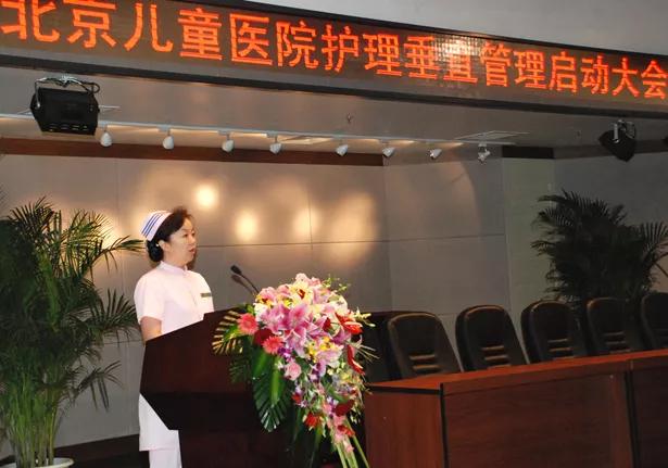 她是患儿们的“提灯人”，也是天使们的“大家长”