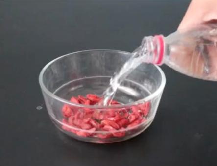 受潮的枸杞怎么恢复变干变脆,枸杞怎么保存才不会受潮湿