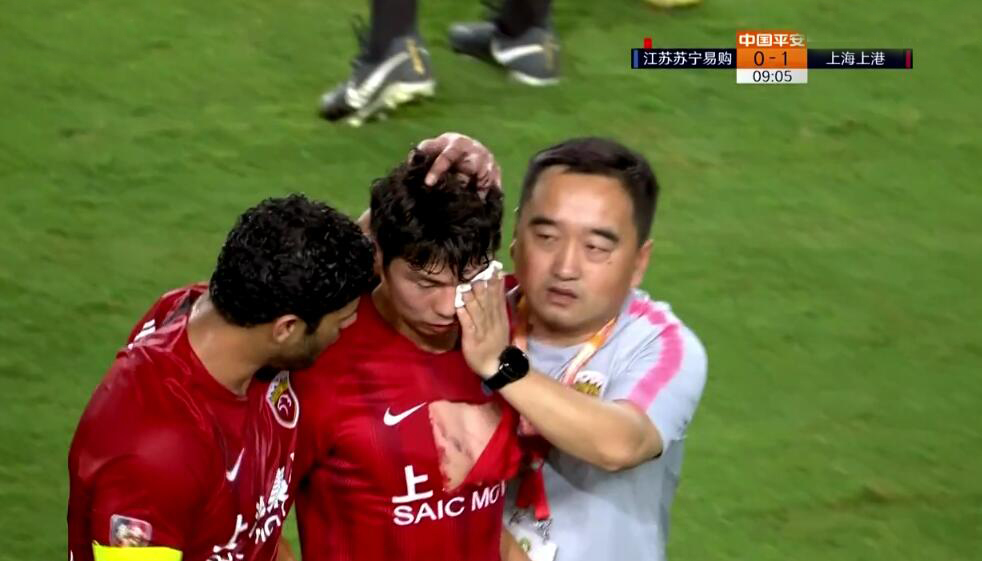 上港逃过红牌点球后轰然倒地,上海上港守门员受伤