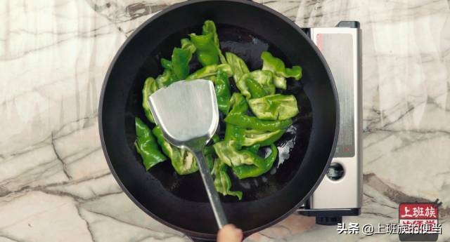 猪大骨和猪肚炖汤,猪大骨家常简单的炖汤过程