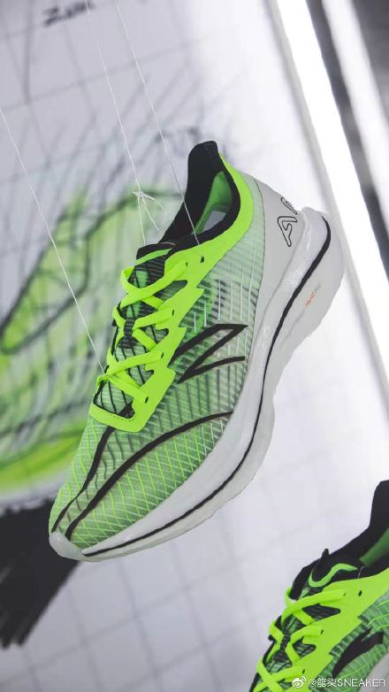 李宁超轻19和安踏跑鞋哪个好,公认脚感最好的10双国产跑鞋安踏