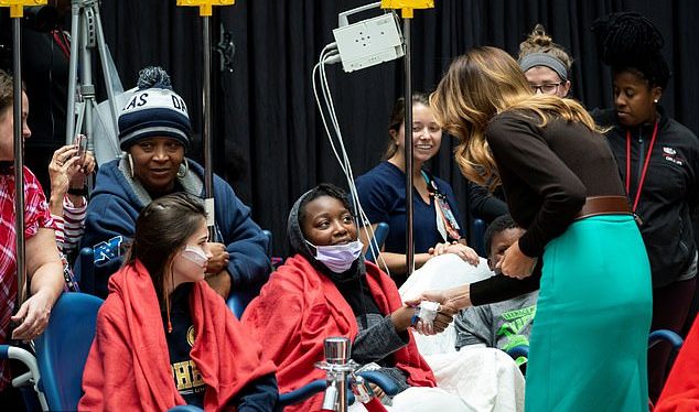 梅拉尼娅绿裙子,梅拉尼娅穿露肩装