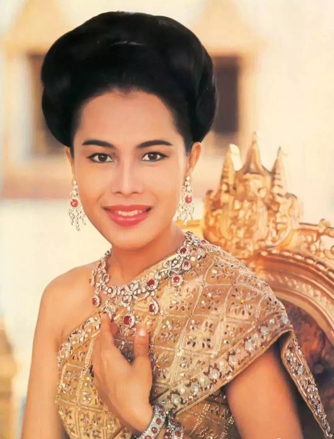 泰国王后诗丽吉年轻时候纪录片,泰国诗丽吉王后的珠宝