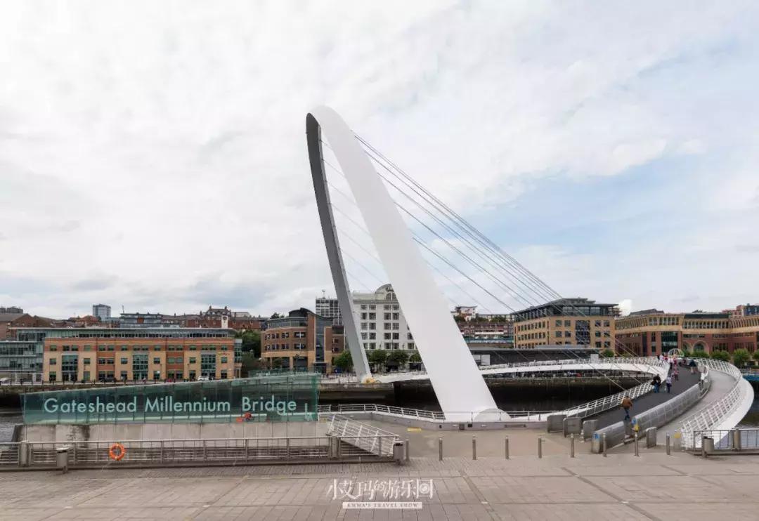 纽卡斯尔,店主为我弹奏了一把十万元的吉他