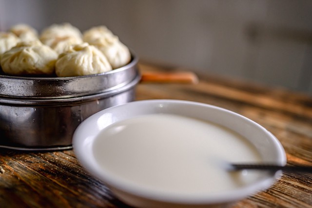 早餐卖包子和豆浆的利润,河南阿姨一天能挣多少钱