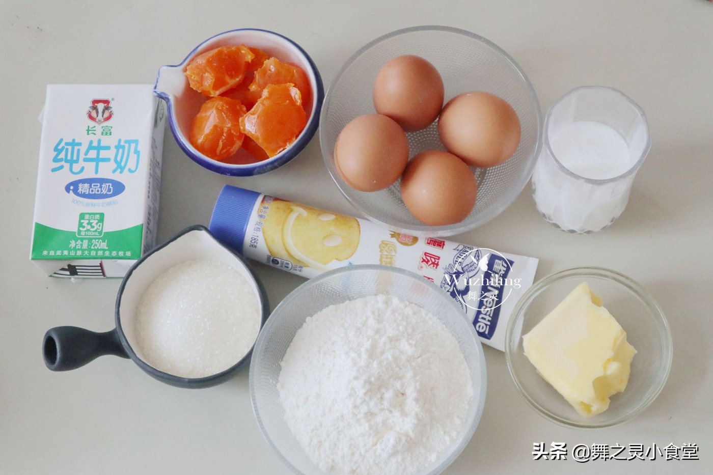 有纯纯的奶香和蛋香的奶黄包,奶黄包真的超好吃