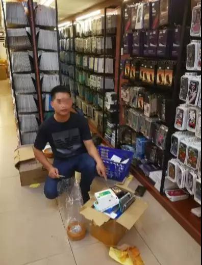 南宁民生路这家店卖“山寨”手机配件，狠赚十几万！员工：我们都不敢用