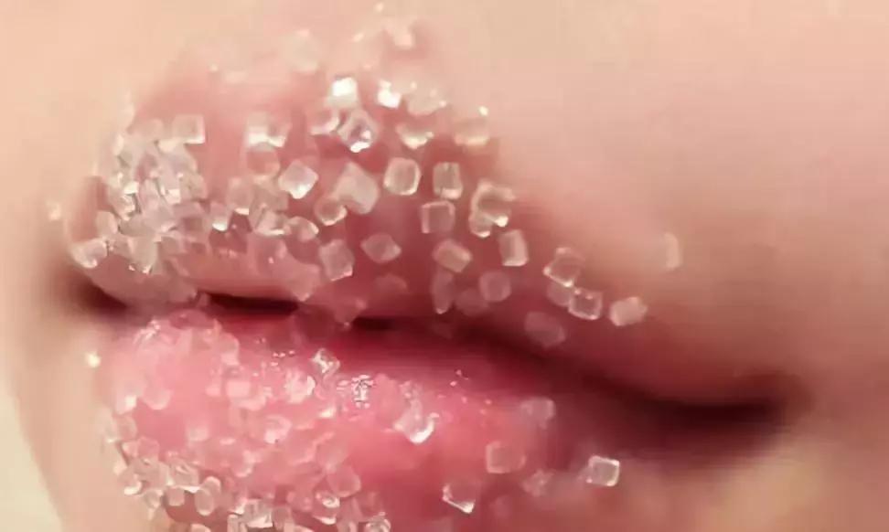 唇纹深显老吗,唇纹深好不好