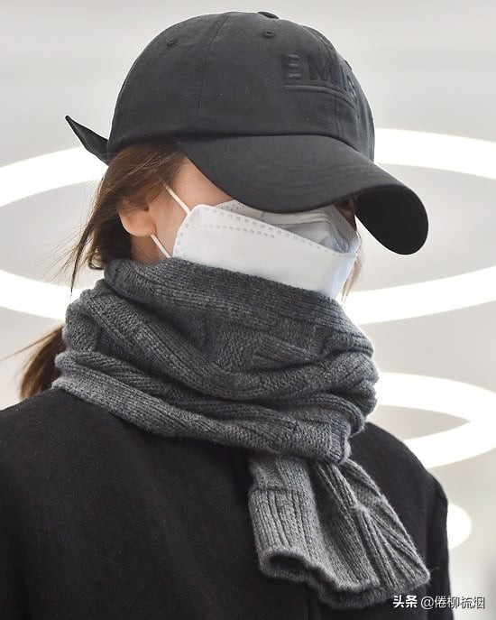 宋慧乔身穿一身白衣,宋慧乔的低调机场穿搭真时尚