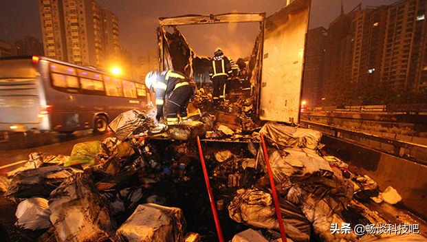 快递中途被烧了快递公司不赔偿,申通快递被烧毁怎么赔偿