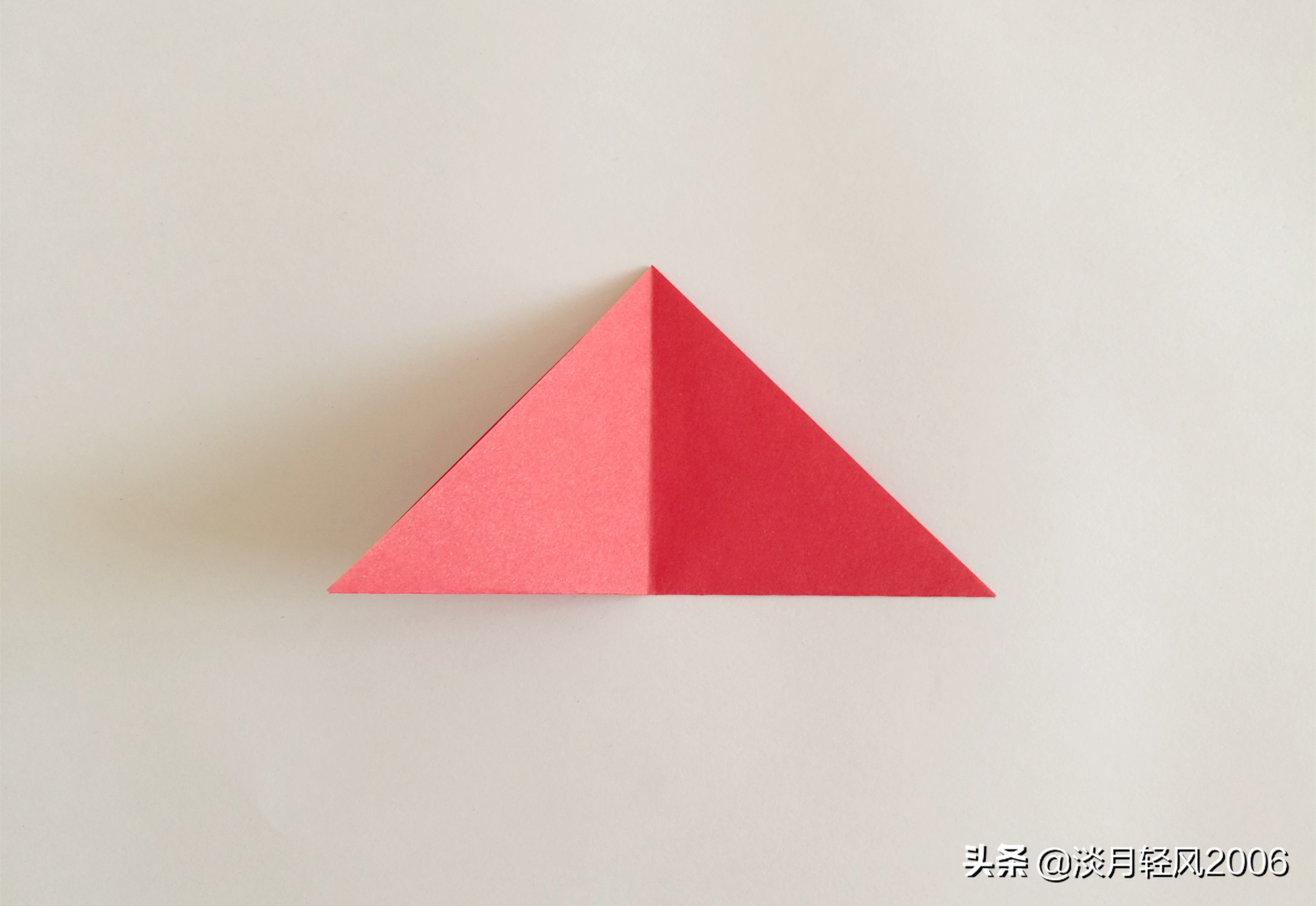 简单有趣的卡纸折心,小孩子拿卡纸折爱心