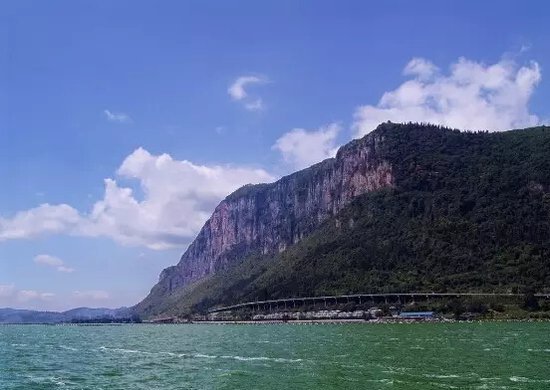 云南云光厂，83年的老字号，背山临湖，诞生中国首架*用军**望远镜