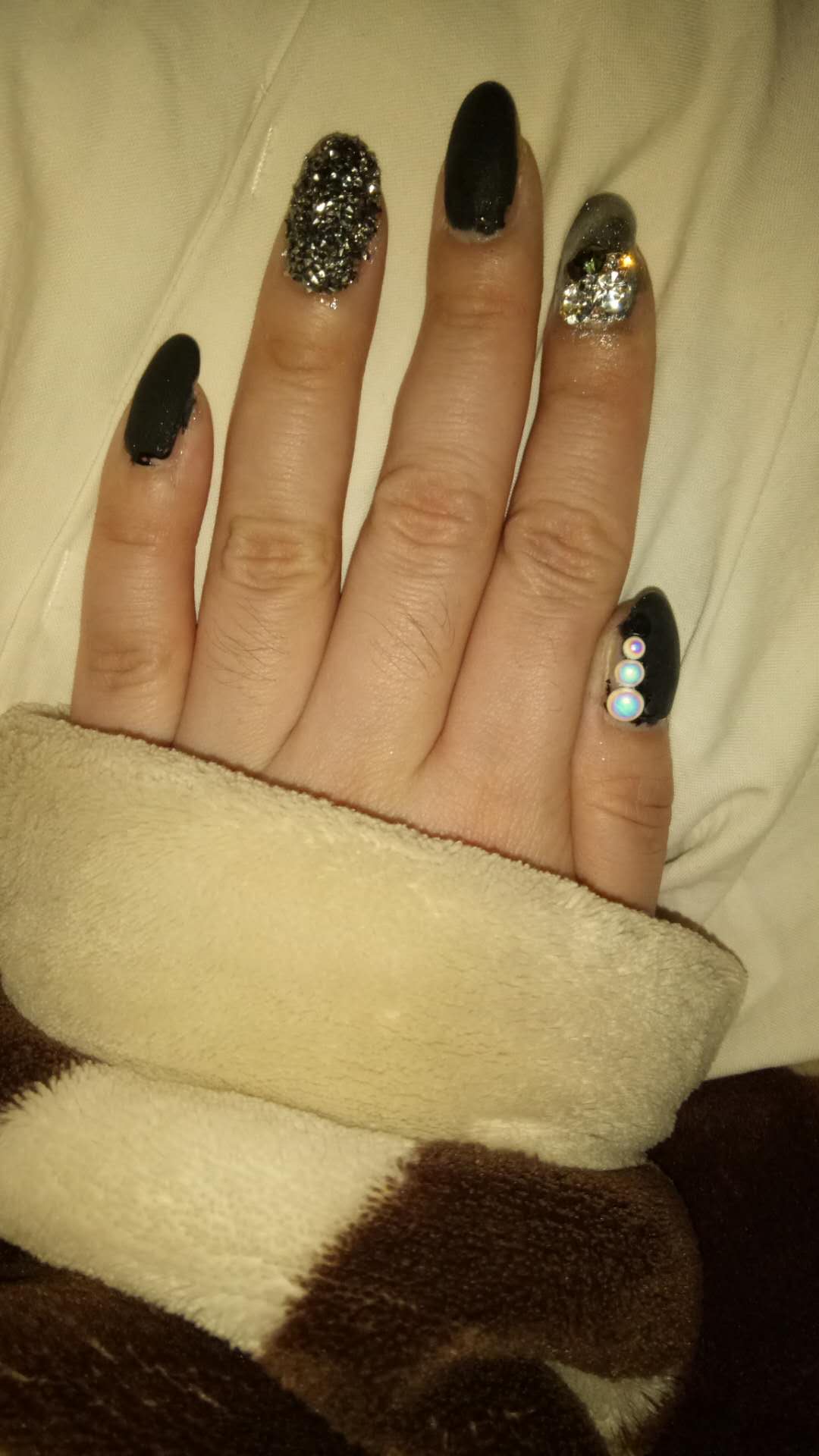 在家就可以随便做个美甲,下班回来做个美甲让自己开心一点