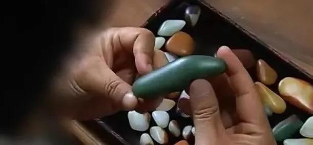 怎样区别和田玉的籽料与山流水料,和田玉戈壁料和山料的有什么不同