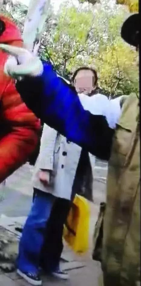 学生家长殴打女老师被拘10天,老师殴打未成年人被行政拘留