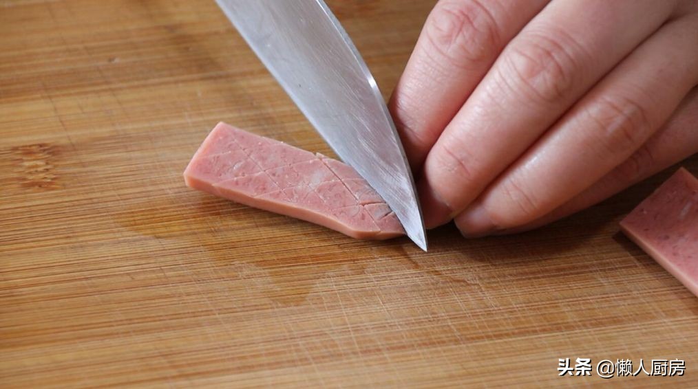 烤肠的最正宗制作过程视频,自制黑椒烤肠的做法