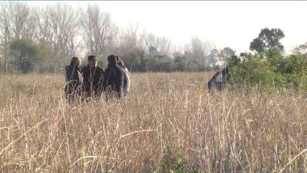 阿根廷12岁男孩上学途中被杀身中30多刀，父母离婚相互指责