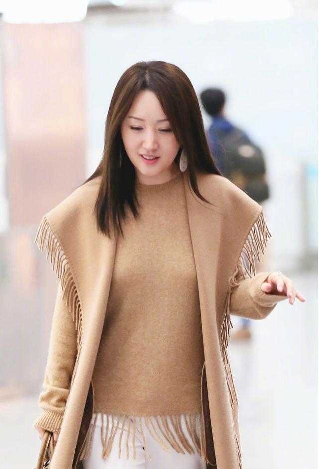 杨钰莹身穿黑色小西装打底晒美照,杨钰莹的这身穿搭就很有设计感