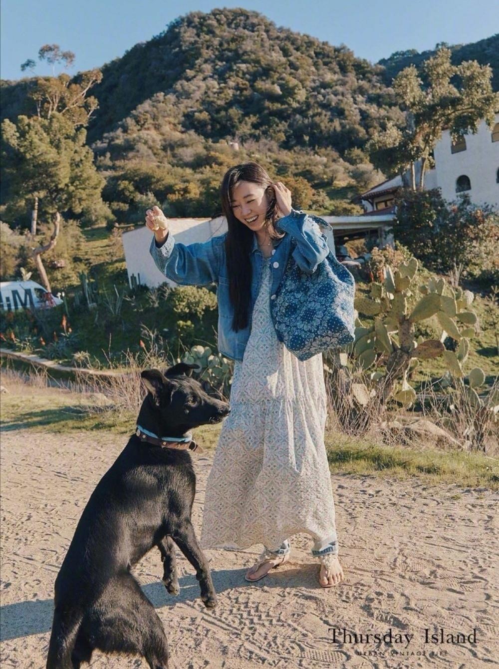 40岁女人怎样避免老气？韩国女星孔晓振碎花裙穿搭，少女感十足