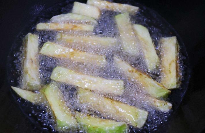 烧茄子多做一步茄子不吸油不发黑,烧茄子如何不让茄子吸油