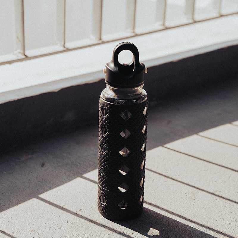 还在用双手费劲拧杯盖？我只要3根手指，1秒就开了！