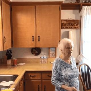 93岁奶奶恶搞27岁孙子,一夜爆红!1300万网友围观:奶奶太坑了