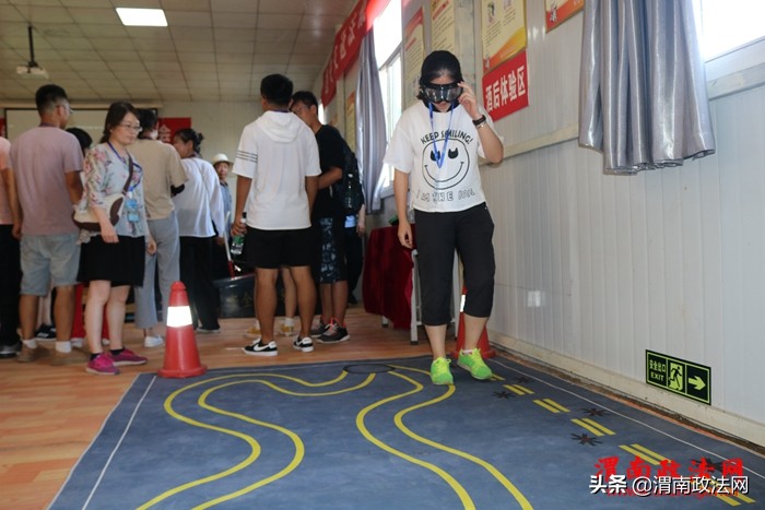 交警大队在企业开展交通安全宣传,交警中队文明交通安全宣传2分钟