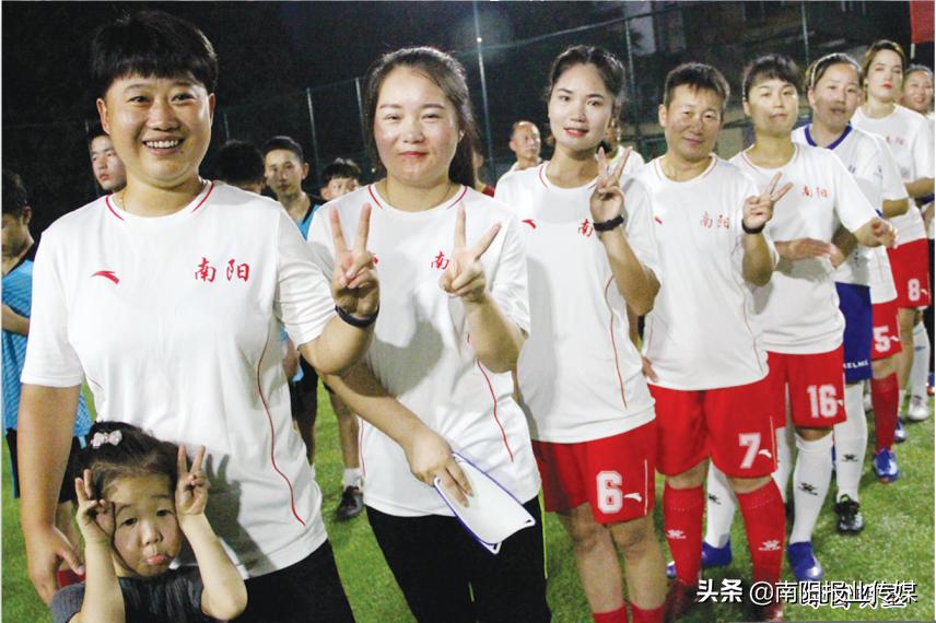 笑声灯影里的快乐足球