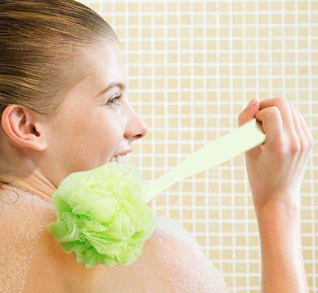 洗澡时搓出来的白色的东西是什么,洗澡时搓掉的黑点是什么