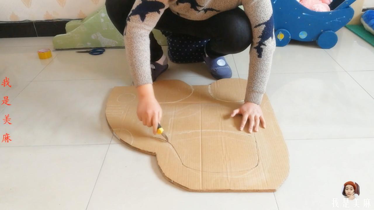 儿童用纸板做一个汽车,爸爸用纸箱做玩具