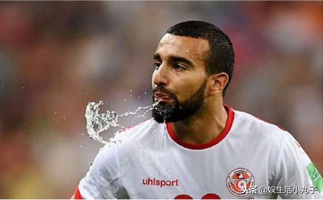 足球运动员喝水为什么吐出来,足球运动员为什么不喝水吐出来