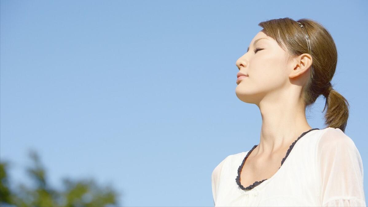 腹式呼吸的正确步骤与技巧,深呼吸的正确姿势与方法