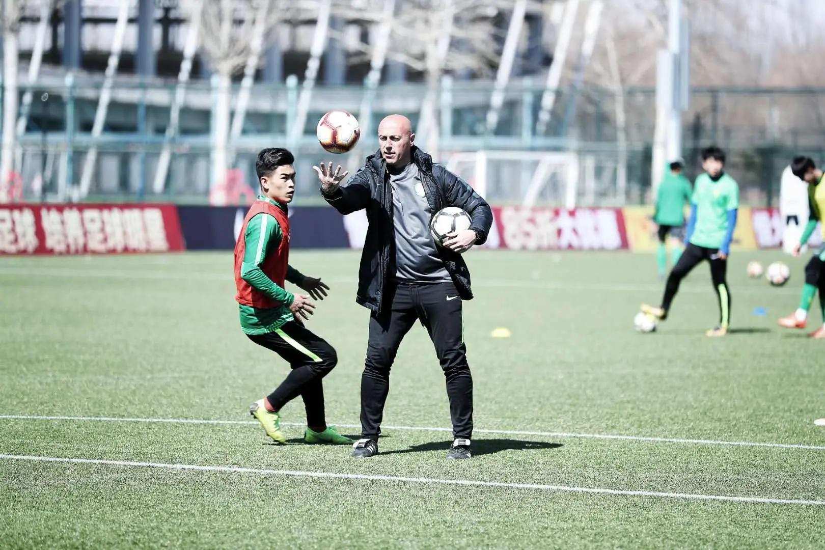 国足教练扬科维奇是实德哪个外援,大连实德扬科维奇与天津刘学宇