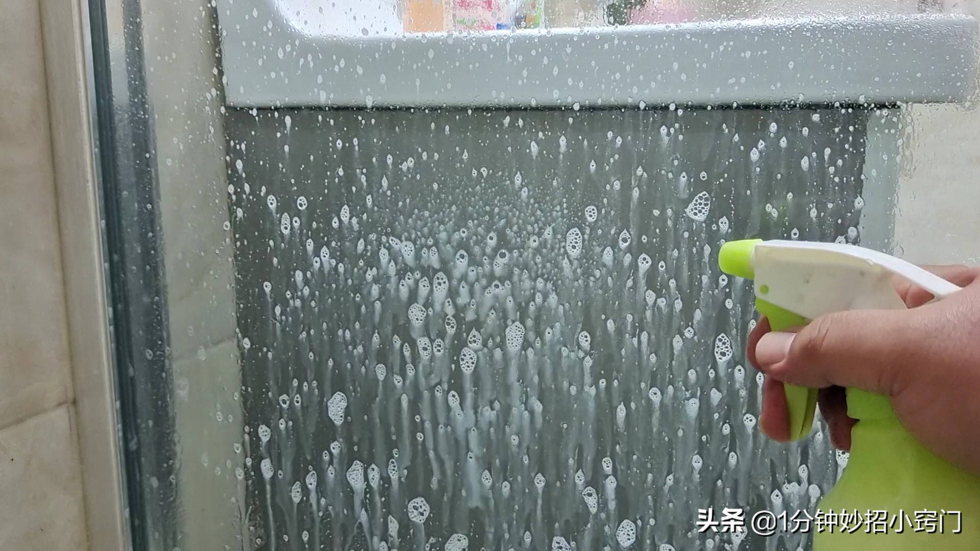 浴室玻璃上的水垢用什么可以擦掉,淋浴间玻璃上的水垢怎样能清除掉